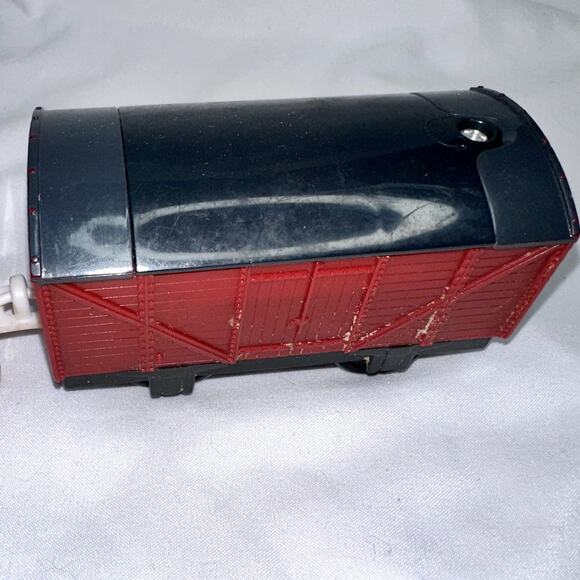 Thomas the Train Trackmaster Motorized Tank Engine Friends #1 2009 & Cargo Car - Picture 4 of 11